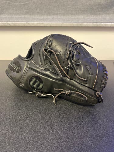 Pitcher's 11.75" A2000 Baseball Glove