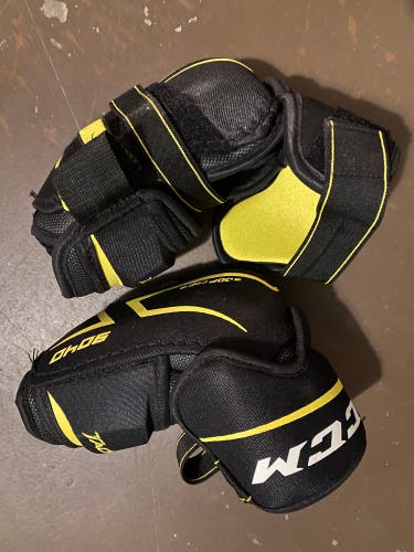 Used Small CCM Tacks 9040 Elbow Pads