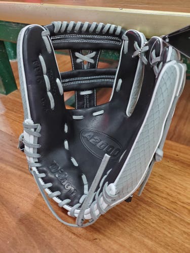 New Wilson A2000 FP75 Fastpitch Right Hand Throw Glove 11.75"