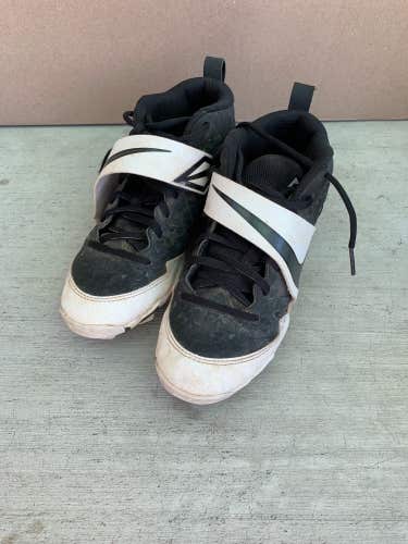 Black Used Youth Molded Nike Footwear (4Y)