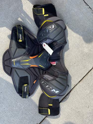 Used Junior Large CCM Tacks 9080 Shoulder Pads
