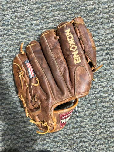 Used Nokona Wb1200 Right Hand Throw Baseball Glove 12"