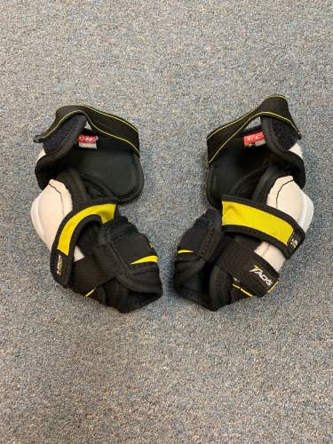 Used Medium CCM Tacks 9060 Elbow Pads