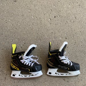 Junior Used CCM Vector Hockey Skates D&R (Regular) 2.5