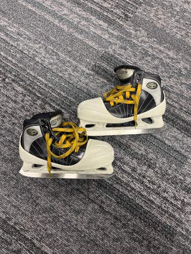 Junior Used CCM 652 Super Tacks Hockey Goalie Skates D&R (Regular) 1.5