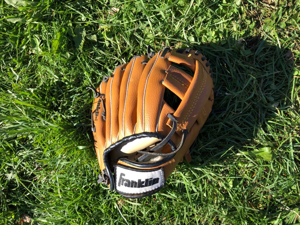 Used Franklin Fieldmaster Right Hand Throw Outfield Baseball Glove 9.5"