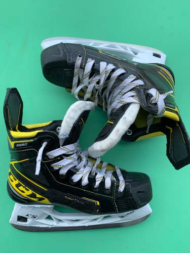 Junior Used CCM Super Tacks 9380 Hockey Skates D&R (Regular) 5.5