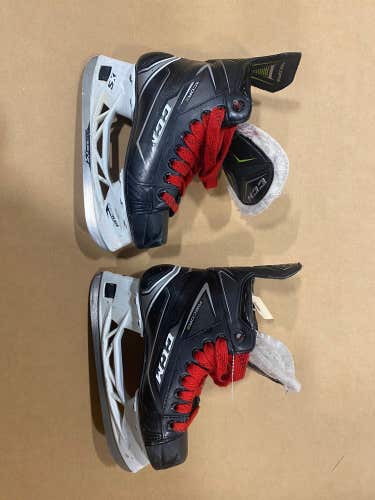 Junior Used CCM RibCor 76K Hockey Skates D&R (Regular) 2.5