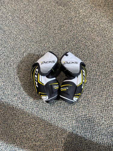 Used Small CCM Tacks 5092 Elbow Pads