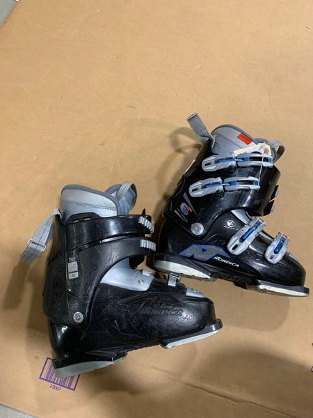 Mondo 25 & mondo 25.5 (290-299mm) Used Women's Nordica Easy move Ski Boots Very Soft (Less than 70)