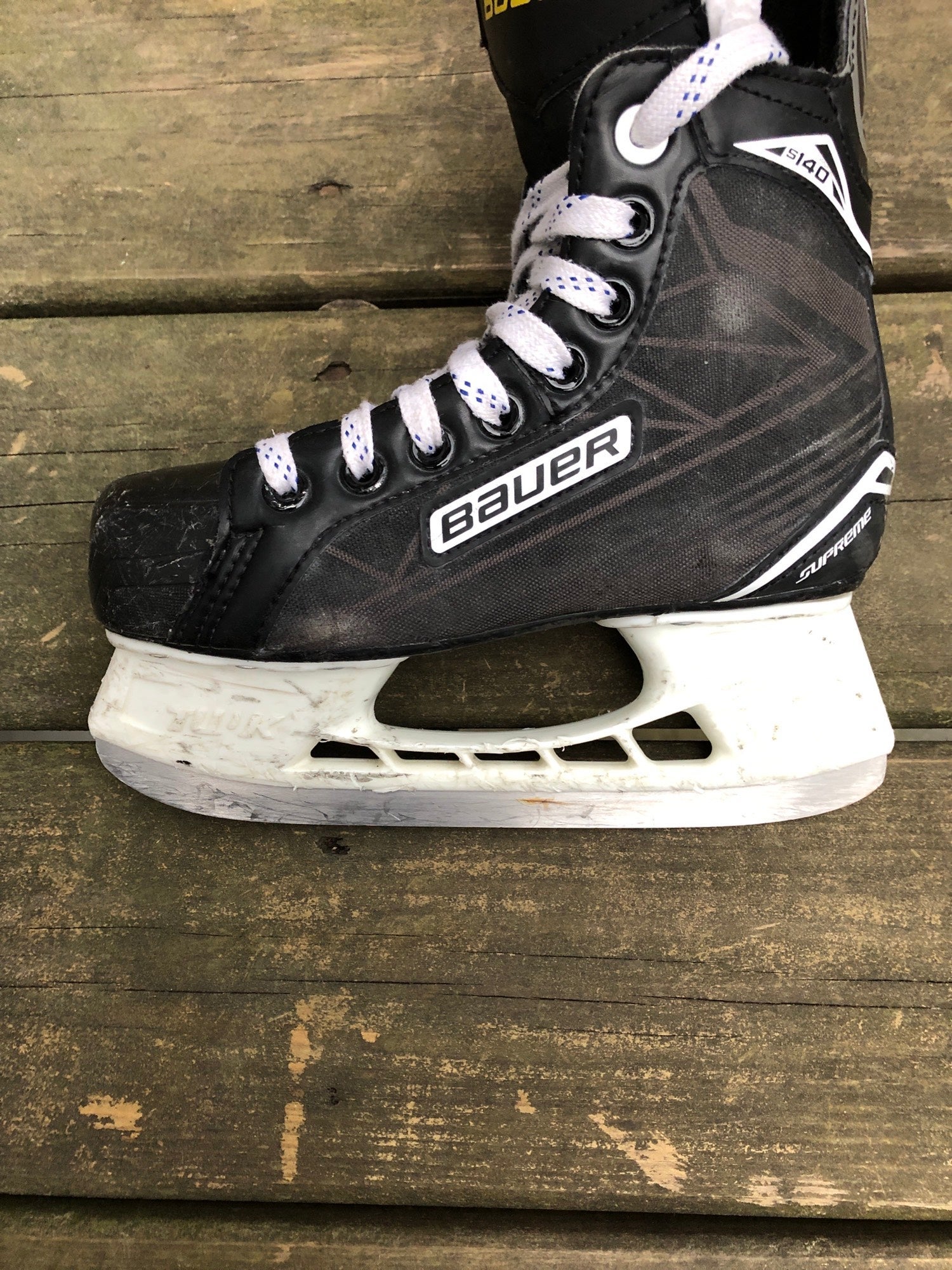 Used Junior Bauer Supreme S140 Hockey Skates (Regular) - Size: 1.0