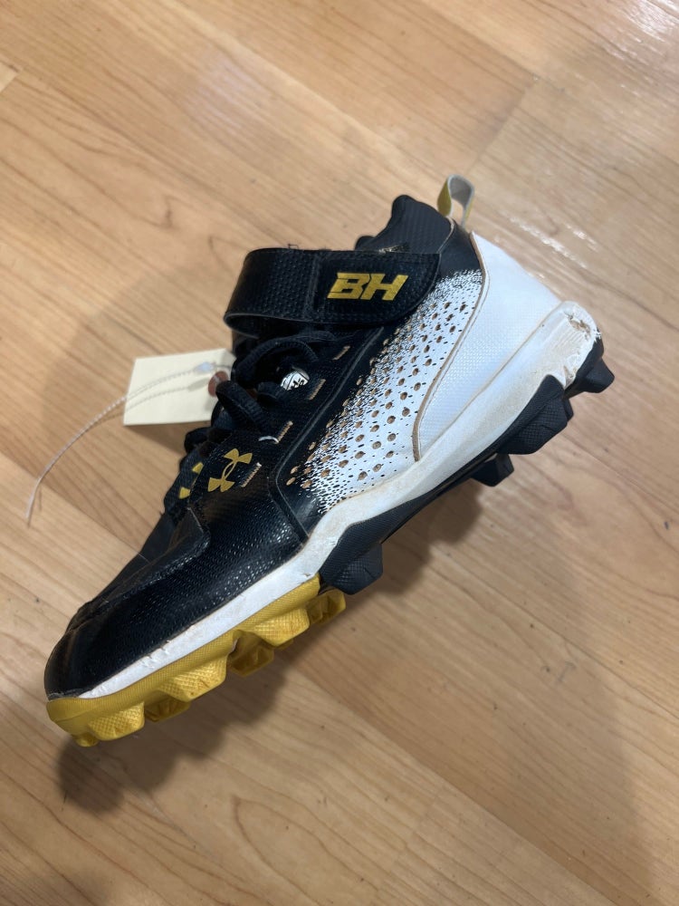 Black Youth Used Molded Under Armour Cleats (Size 6y)