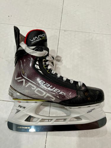 Intermediate Used Bauer Vapor Hyperlite Hockey Skates Size 6 FIT 1