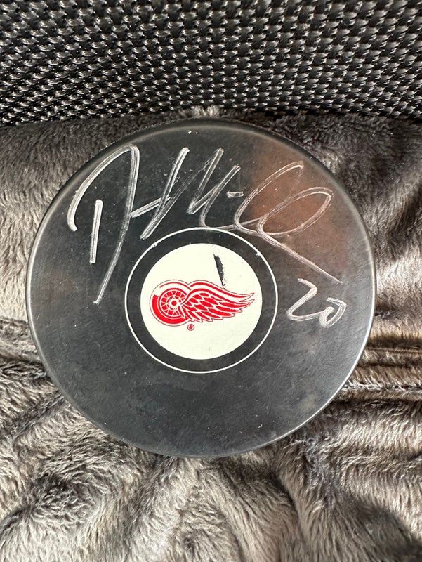 Detroit Red Wings Drew Miller signed puck