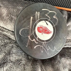 Detroit Red Wings Draper autographed puck