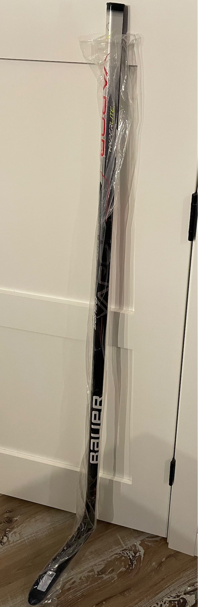 New VAPOR HYPERLITE P28 40F LH Ice Hockey Sticks / Junior