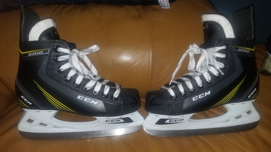 Junior New CCM CCM 1052 Hockey Skates Regular Width Size 4