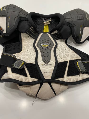 Junior Large CCM  Ultra Tacks Shoulder Pads