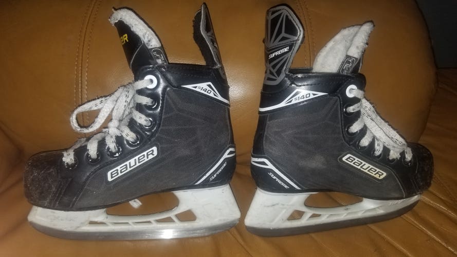 Youth Used Bauer Supreme S140 Hockey Skates Regular Width Size 12