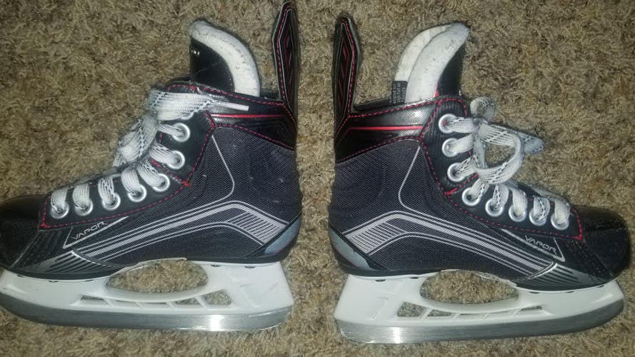 Youth Like New Bauer Vapor X900 Hockey Skates Regular Width Size 10.5