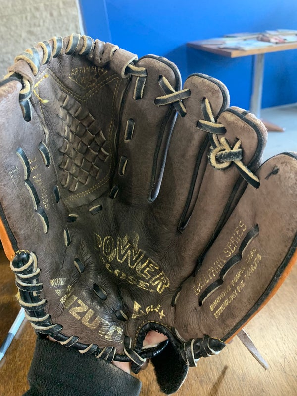 *FROM JAPAN**RARE* USED ASICS GOLD STAGE PITCHERS GLOVE | SidelineSwap