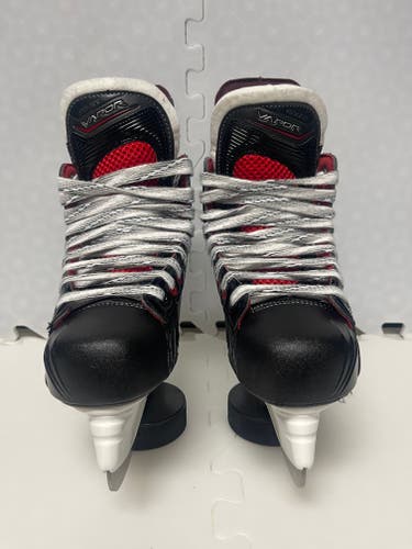 Junior New Bauer Vapor X700 Hockey Skates Regular Width Size 4