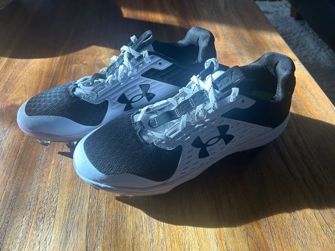 New Under Armour size 9 men’s Baseball cleats