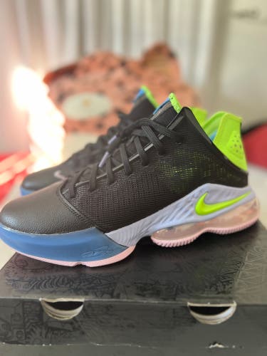 Men's Size 11.5 (Women's 12.5) Nike Shoes