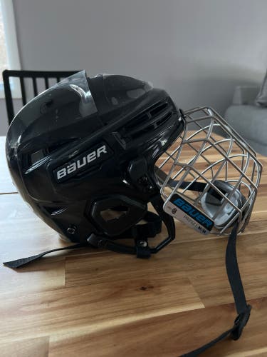 Brand New Men’s senior hockey helmet with cage