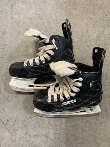 Used Junior Bauer Nexus 200 Hockey Skates (Regular) - Size: 3.0