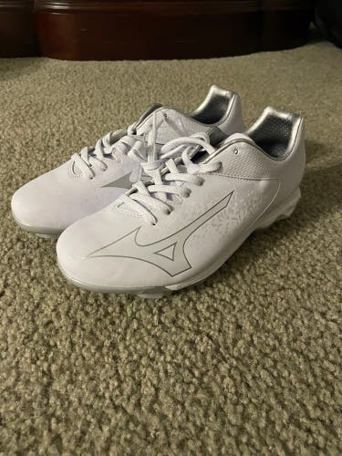 New White Wave Finch Select Nine Mizuno Cleats