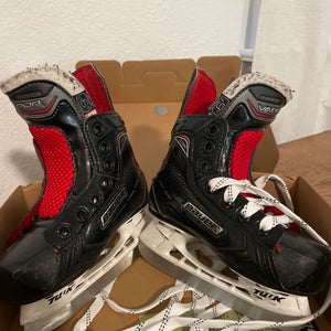 Used Bauer Regular Width Size 9 Vapor X500 Hockey Skates