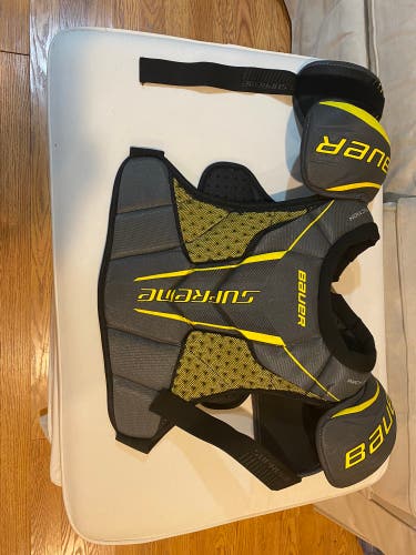 Senior Medium Bauer  Supreme HP Shoulder Pads