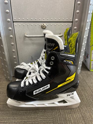 New Bauer Regular Width  Size 9 Supreme elite Hockey Skates