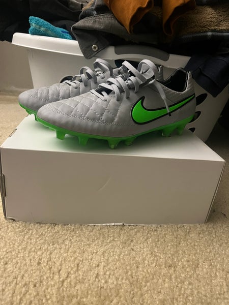 Men's Size 9.5 (Women's 10.5) Nike Tiempo legend Cleats