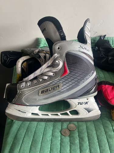 Used Bauer Regular Width  Size 9.5 Vapor x30 Hockey Skates