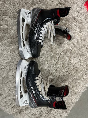 Intermediate Bauer Size 6.5 Vapor 3X Hockey Skates