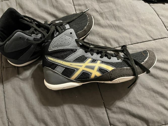 Used Asics Matflex 6 Kids Wrestling Shoe