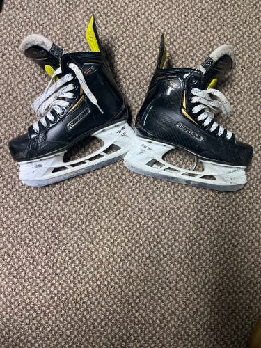 Used Bauer Regular Width Size 4 Supreme S29 Hockey Skates