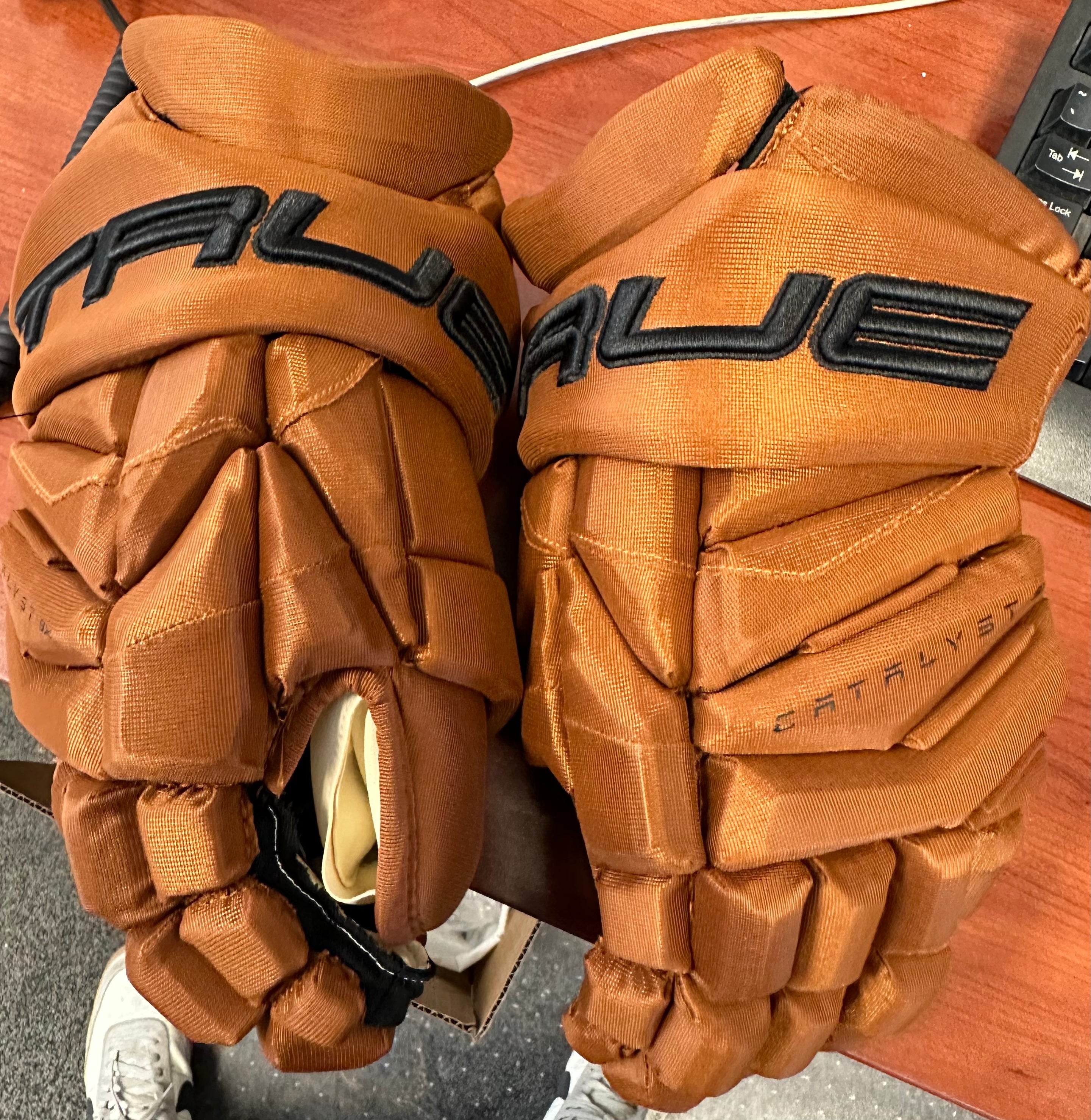 13 TRUE Catalyst 9X3 Pro Gloves - Team Stock Boston Bruins - Pro Stock  Hockey