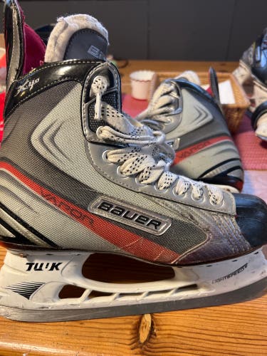 Used Bauer Regular Width Size 7.5 X4.0 Hockey Skates