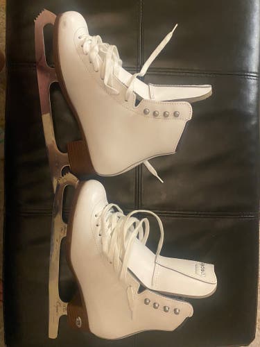 Like New Riedell Size 4 Figure Skates, Model 133