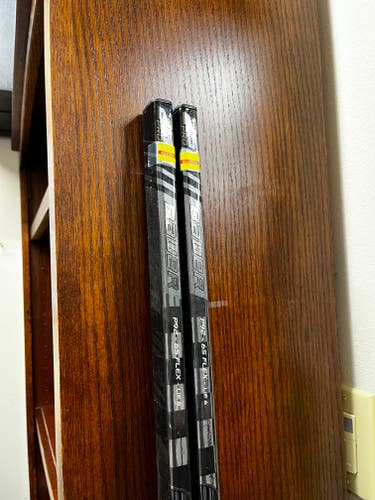 New Intermediate Bauer Left Hand Supreme 2S Pro Hockey Stick P92 (2)