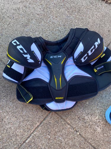 Senior Small CCM  Tacks 9060 Shoulder Pads