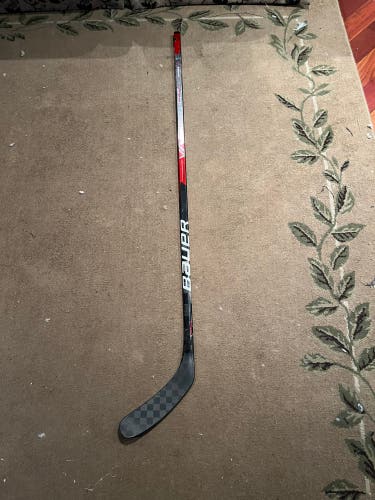 Senior Right Handed P28 Vapor Hyperlite Hockey Stick