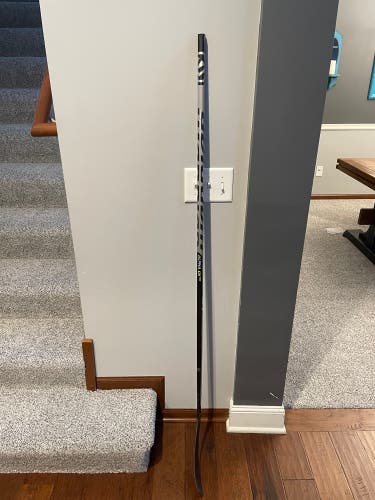 Intermediate Right Handed W28 Alpha LX Pro Hockey Stick