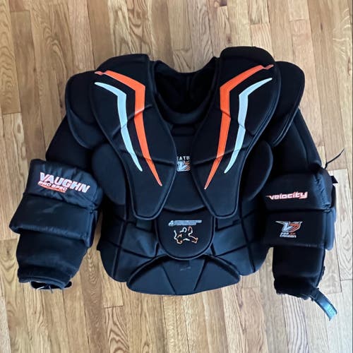 Vaughn Velocity V7 XF Pro Carbon Goalie Chest Protector. Senior Large.