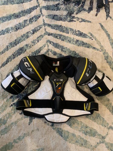 Senior Large CCM  Super Tacks Shoulder Pads