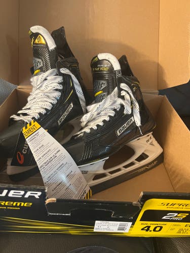 Intermediate Bauer Extra Wide Width Size 4 Supreme 2S Pro Hockey Skates