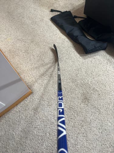 Senior Right Handed P28 Pro Stock Vapor Hyperlite Hockey Stick